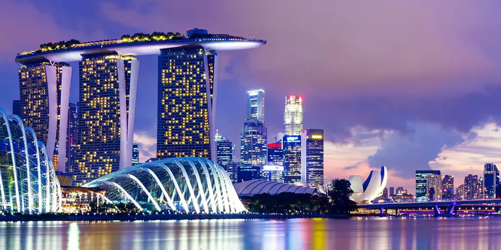 Oggi, i cittadini di Singapore rispettano le leggi non per paura, ma per abitudine e convinzione. Il risultato è una collettività che vive in un ambiente pulito, ordinato e affidabile, dove ognuno sa di poter contare sul rispetto reciproco.