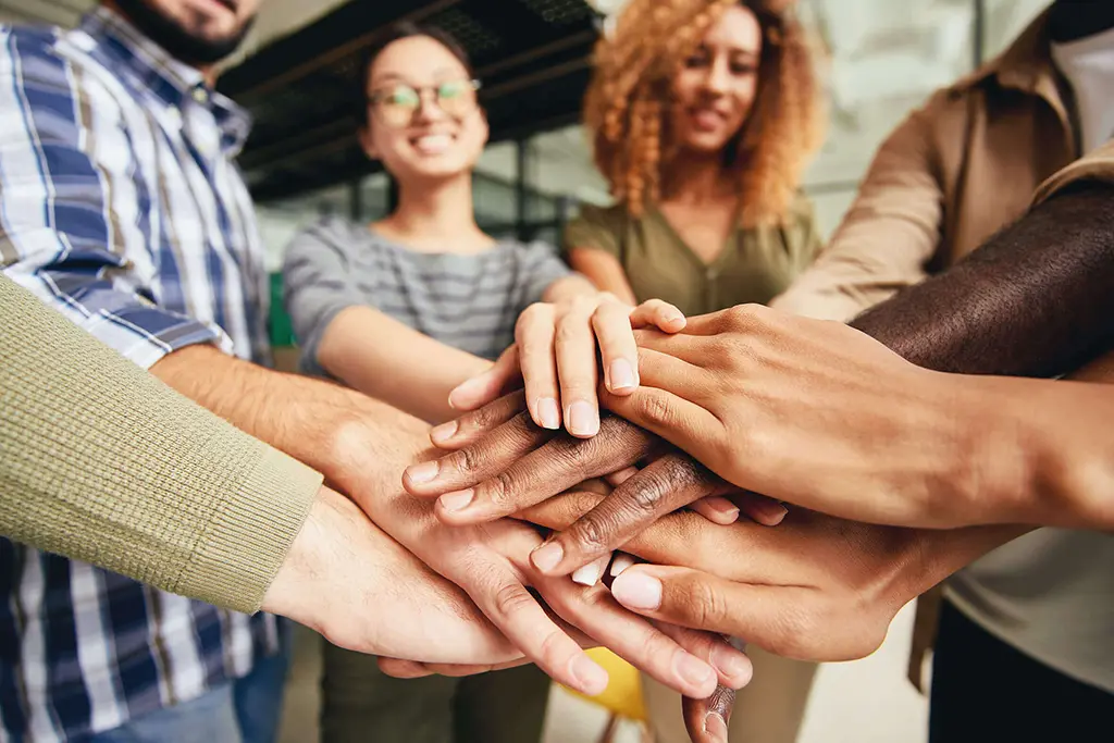 Quando un'azienda sceglie di promuovere un ambiente di lavoro basato sul rispetto e sulla collaborazione, i dipendenti si sentono più coinvolti, soddisfatti e motivati.